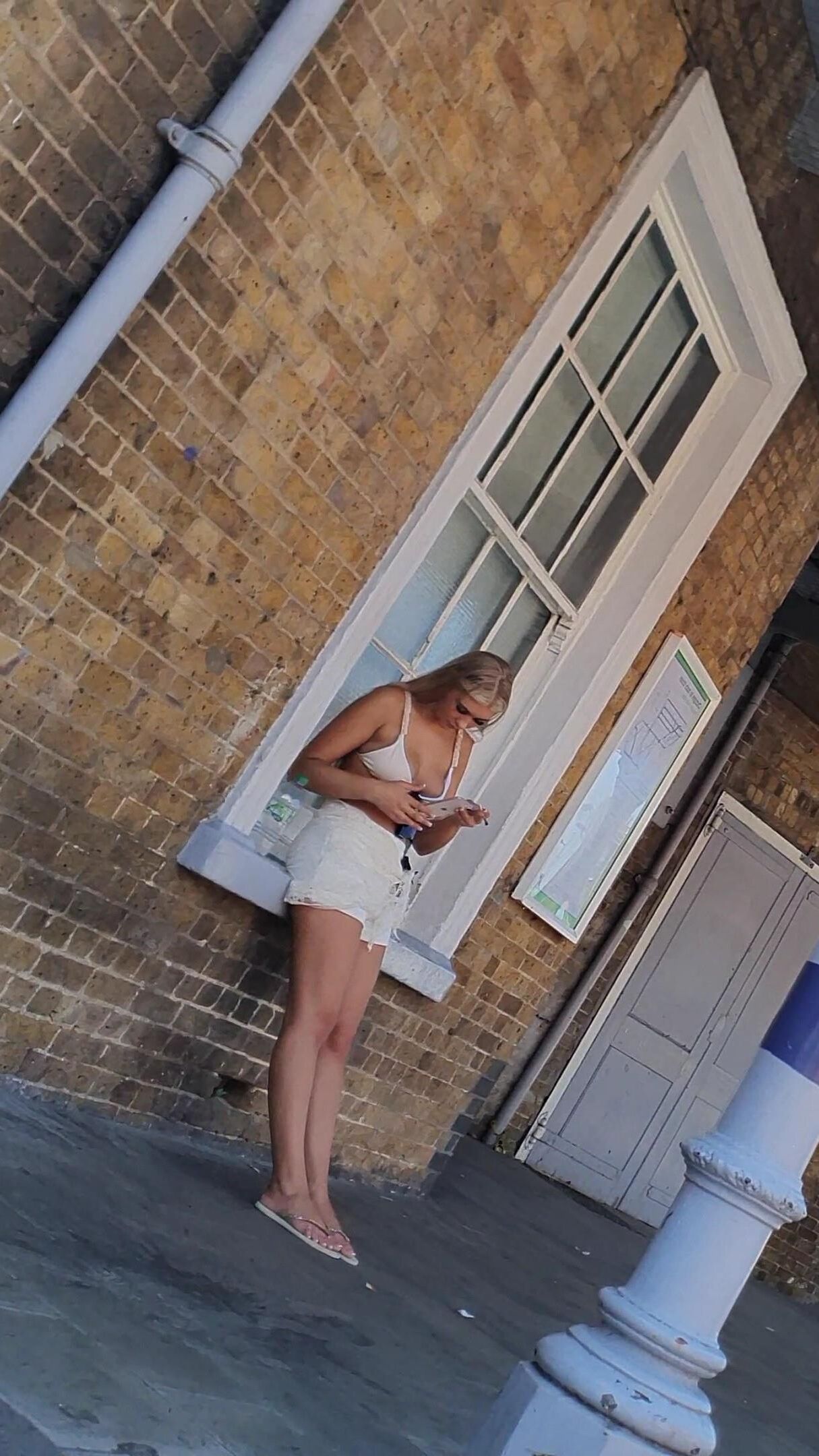 [CANDID] Chav Blonde Teen Pernas e pés