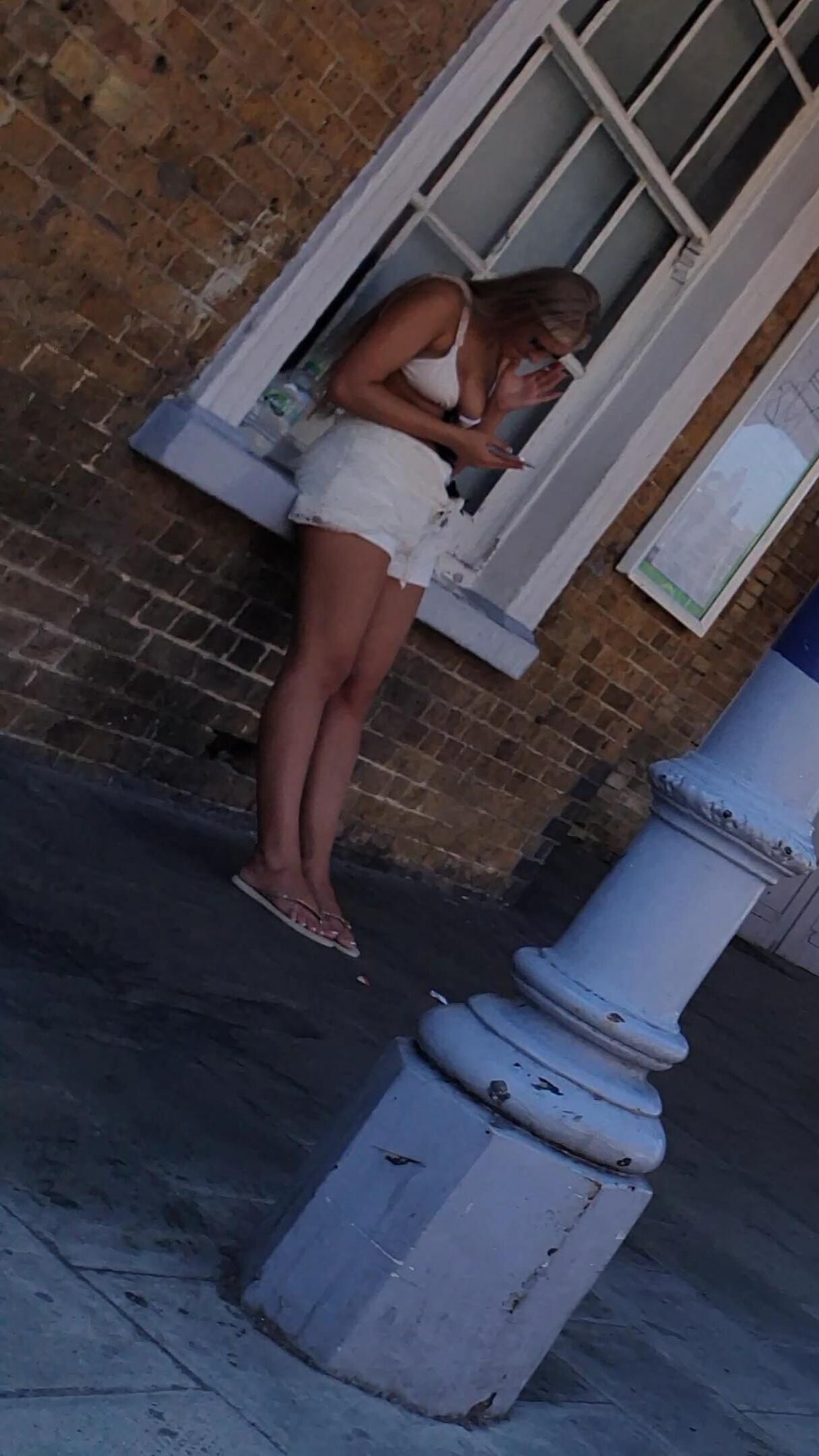 [CANDID] Chav Blonde Teen Pernas e pés