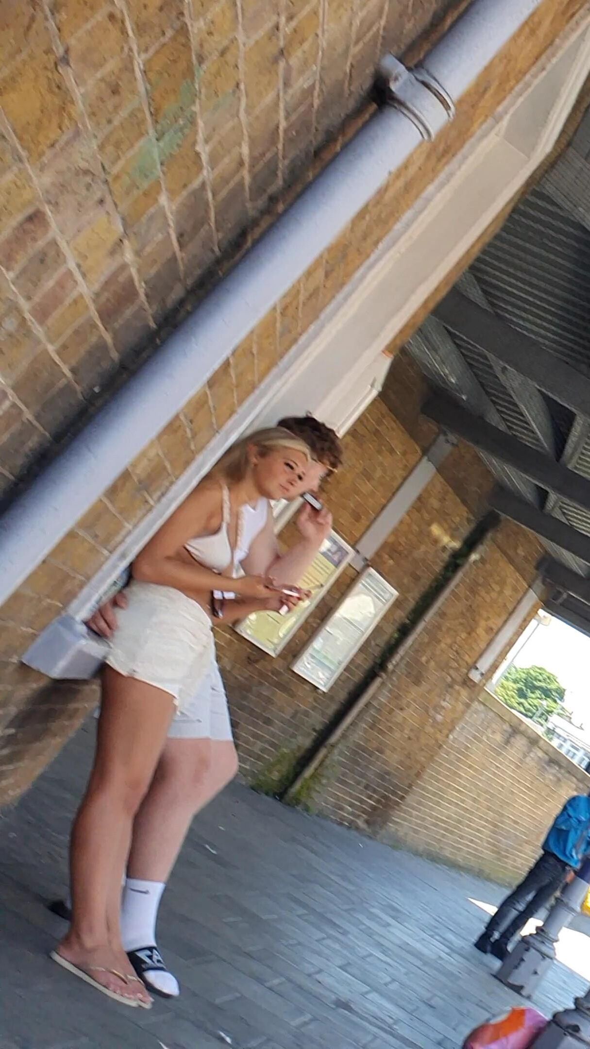 [CANDID] Chav Blonde Teen Pernas e pés