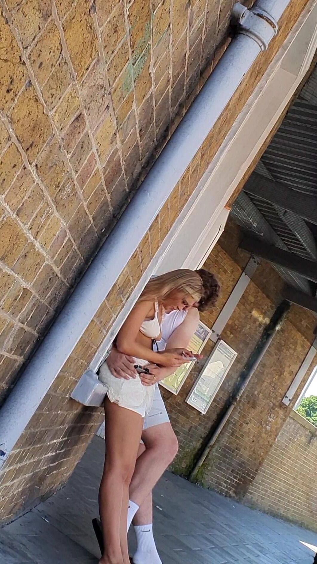 [CANDID] Chav Blonde Teen Pernas e pés