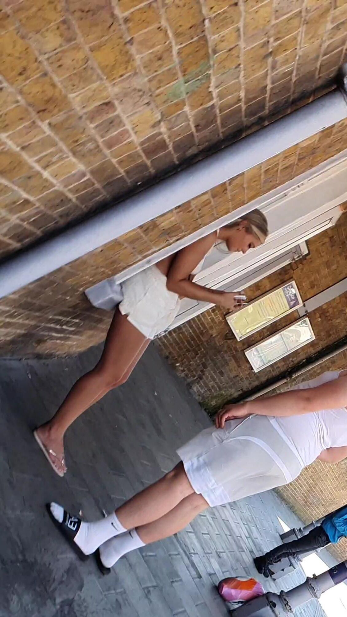 [CANDID] Chav Blonde Teen Pernas e pés
