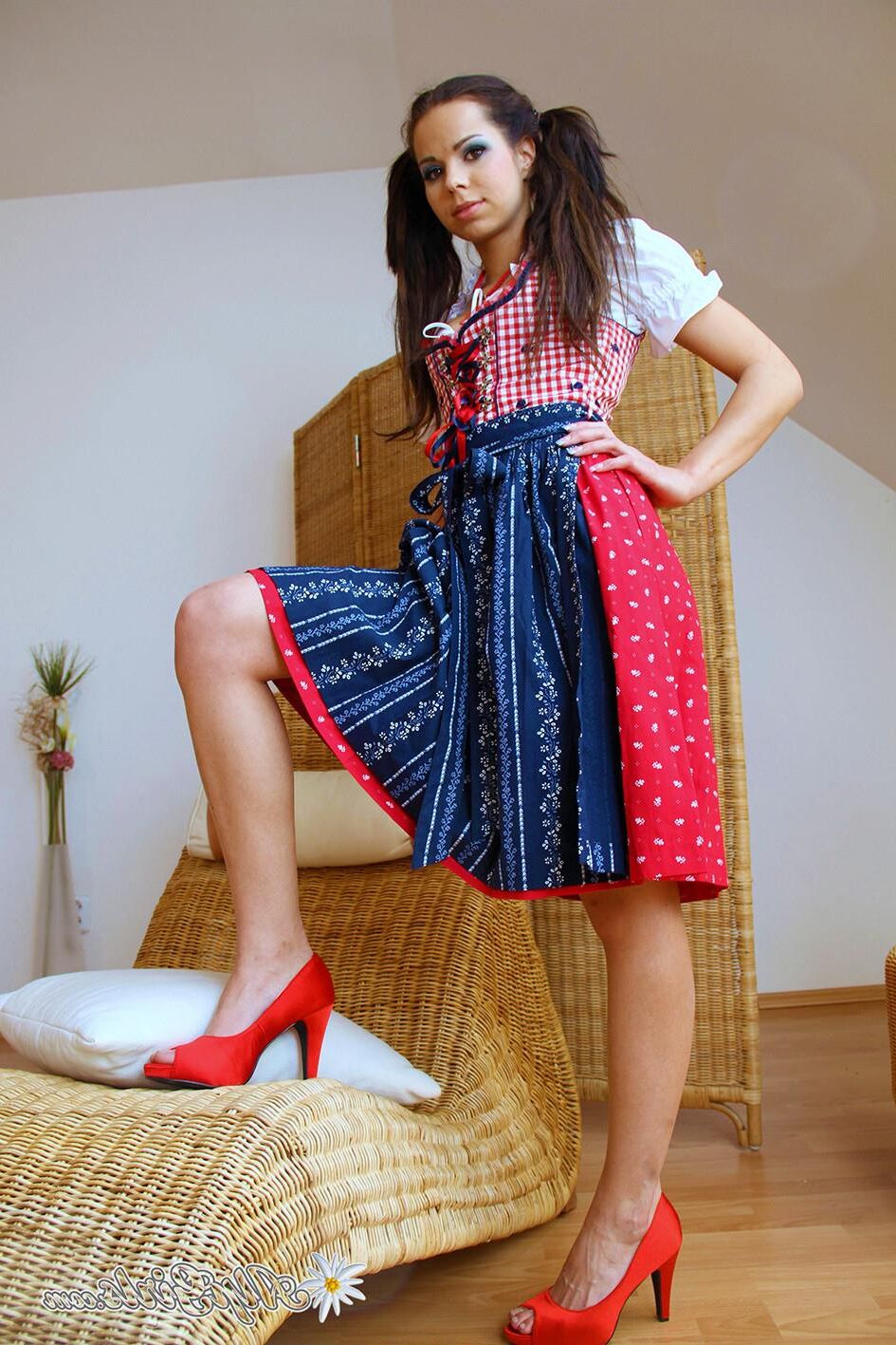 es lieser`l posiert en ihrem neuen dirndl