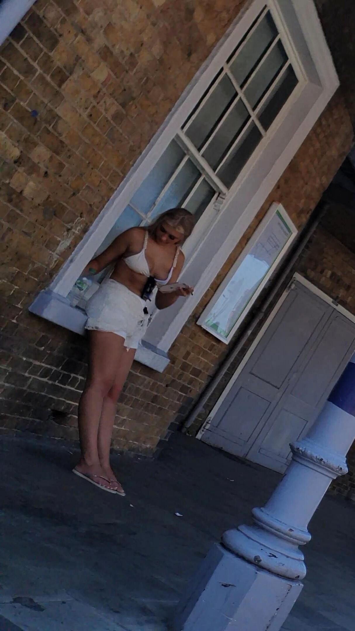 [CANDID] Chav Blonde Teen Pernas e pés