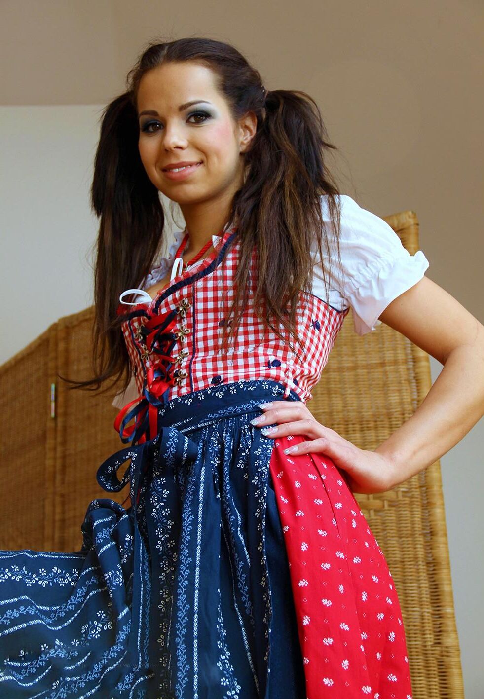 es lieser`l posiert en ihrem neuen dirndl