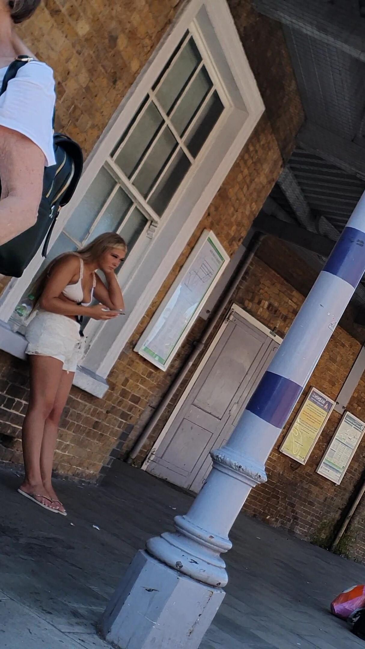 [CANDID] Chav Blonde Teen Pernas e pés