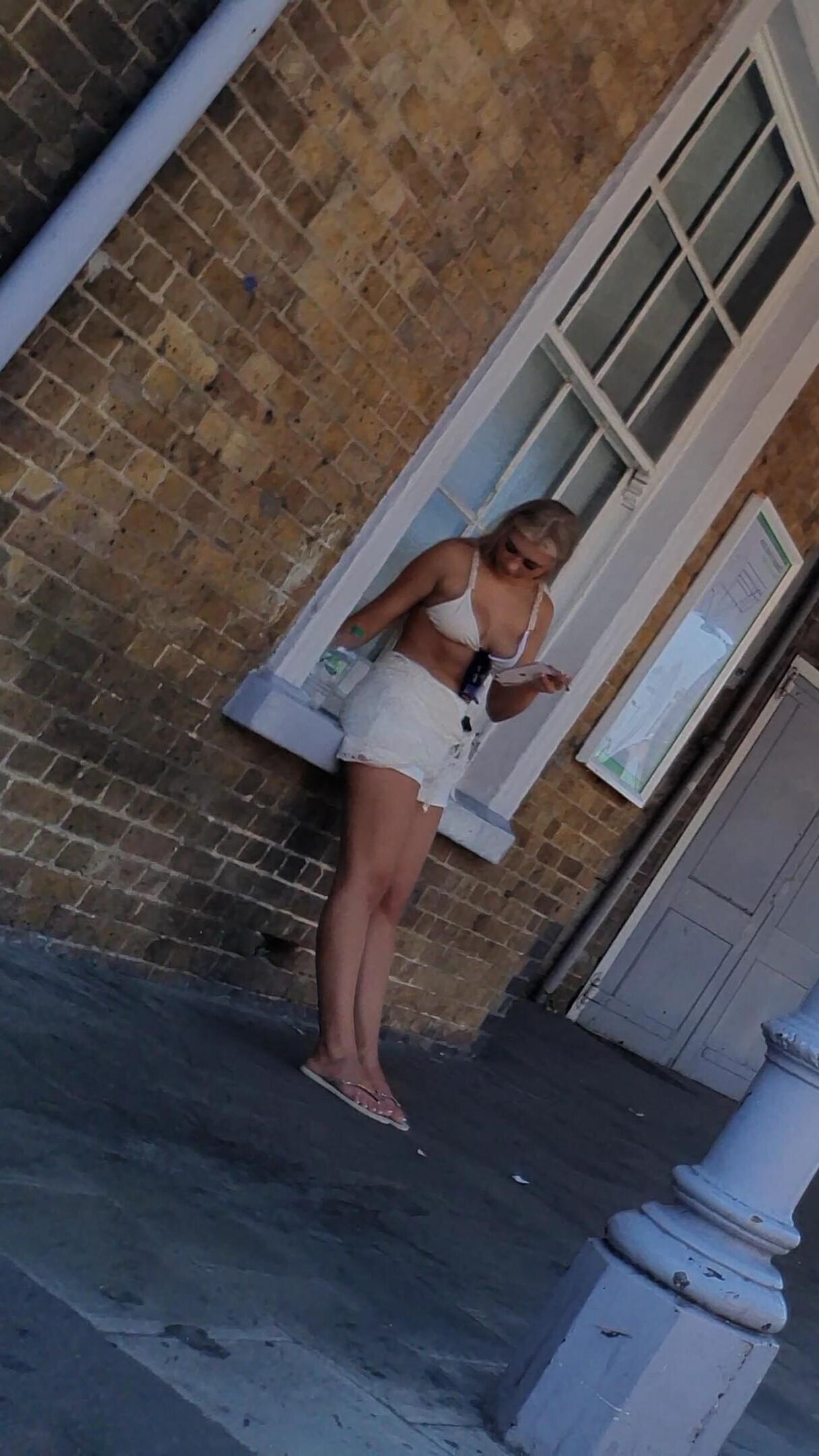 [CANDID] Chav Blonde Teen Pernas e pés
