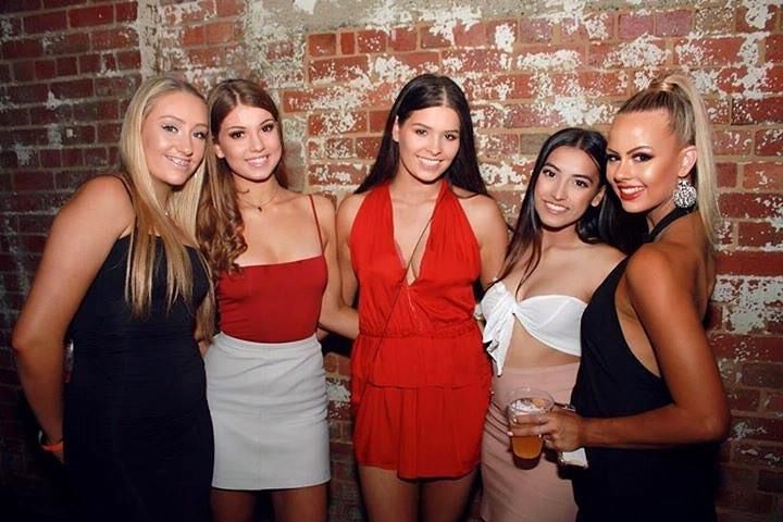 オーストラリアのユニの女とビンボ