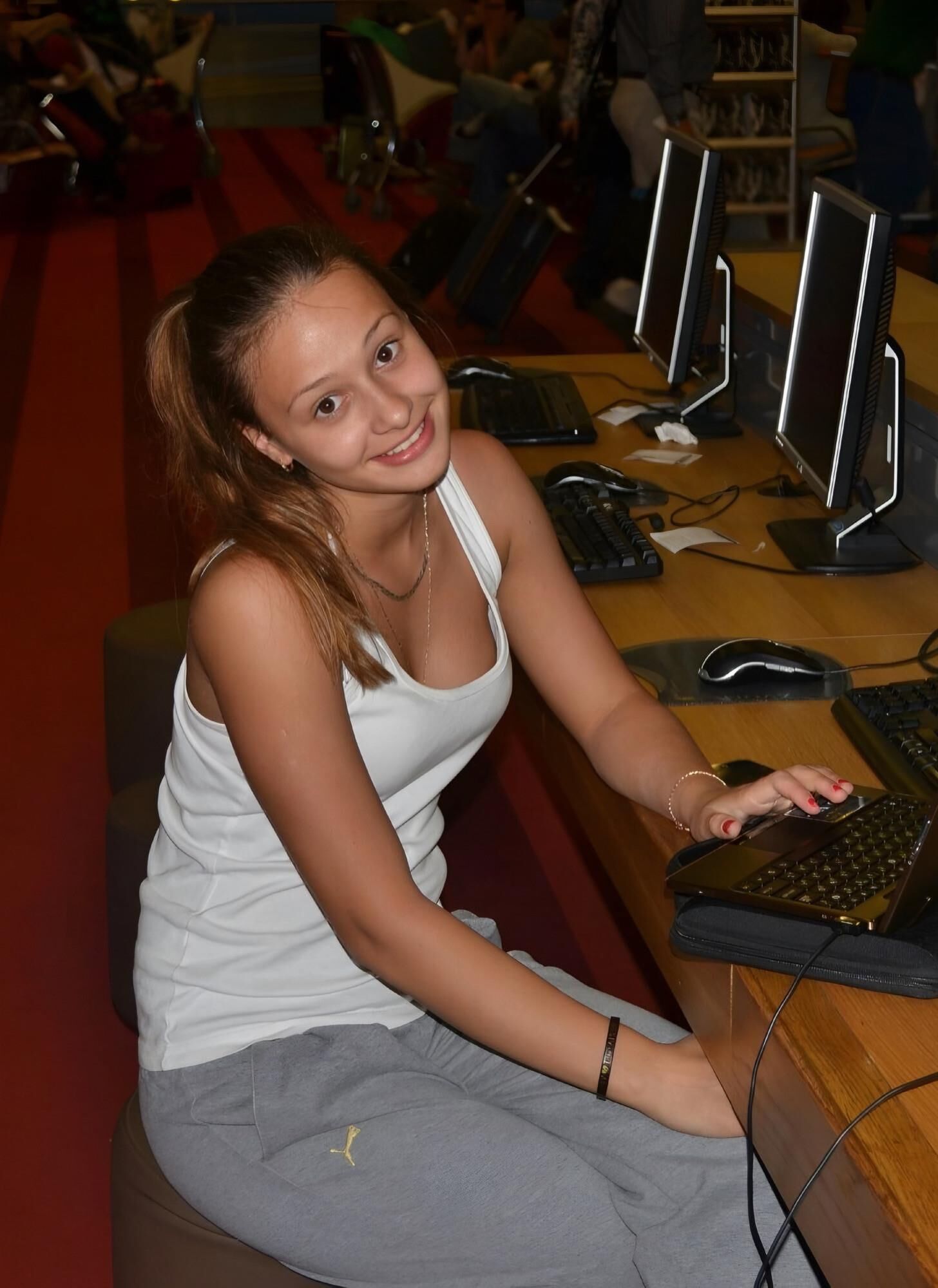 Russische Yo College -Schlampen suchen nach sexuellen Abenteuern