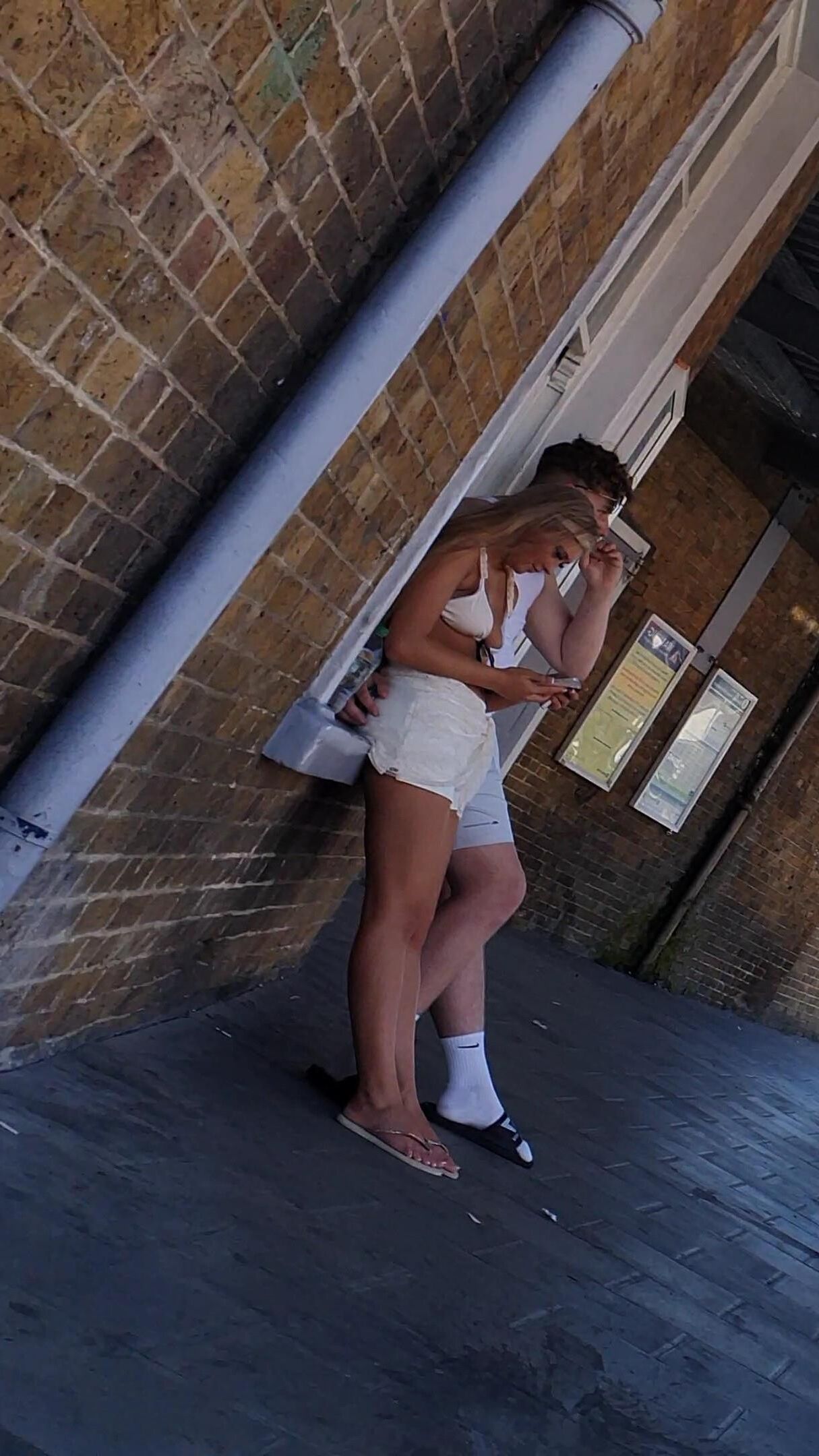 [CANDID] Chav Blonde Teen Pernas e pés