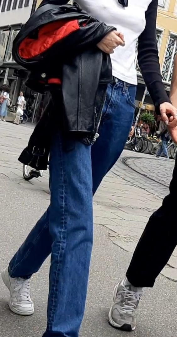 Braless Streetgirls 