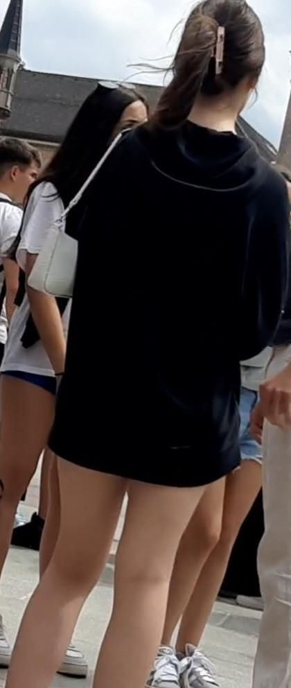 Streetgirls in shorts 