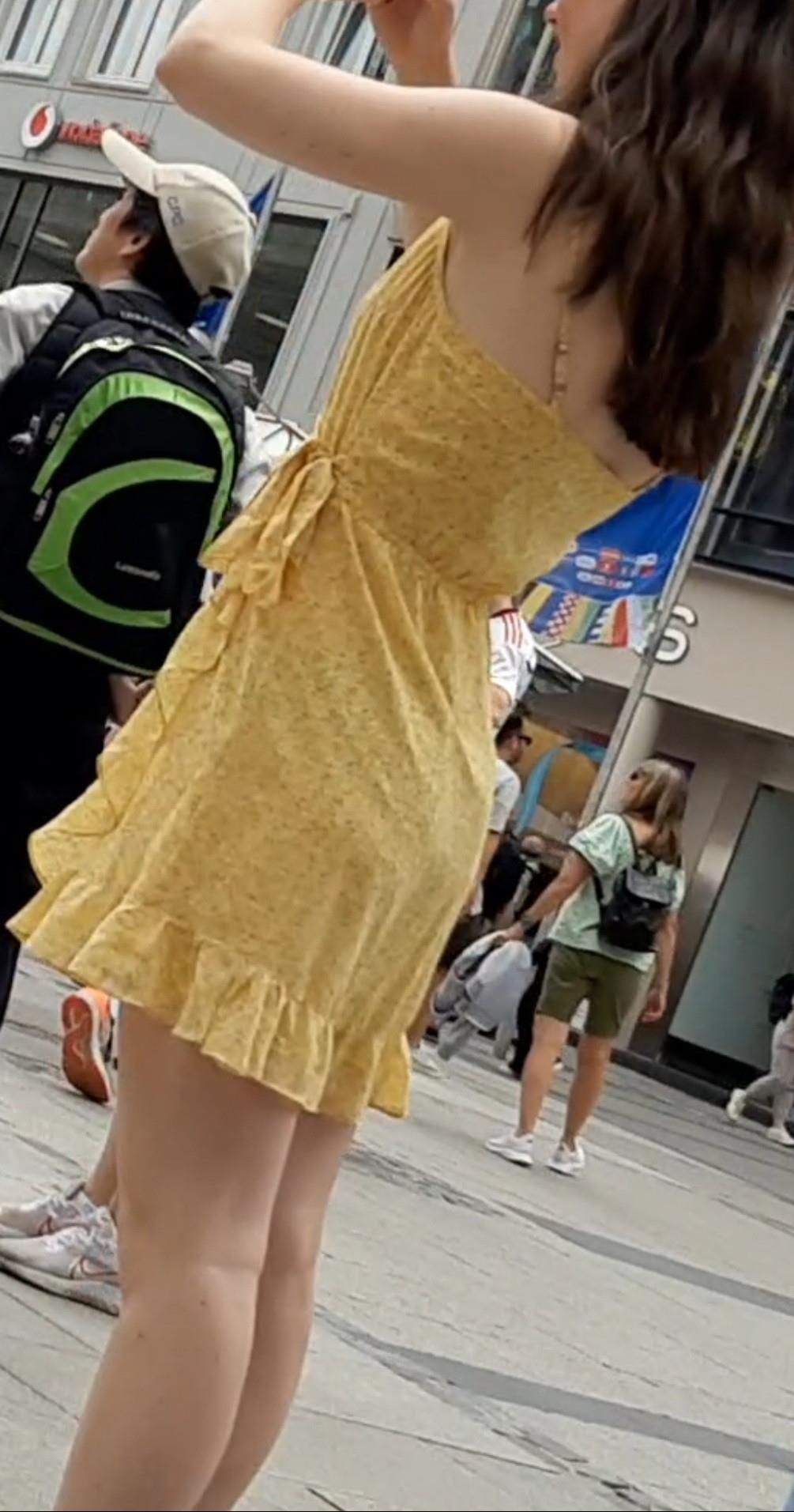 Streetgirls in skirts 