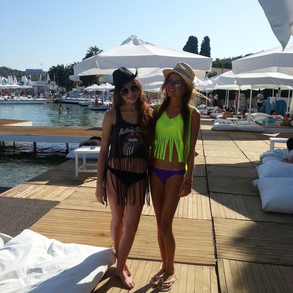 SEXY TEENS AND MILFS