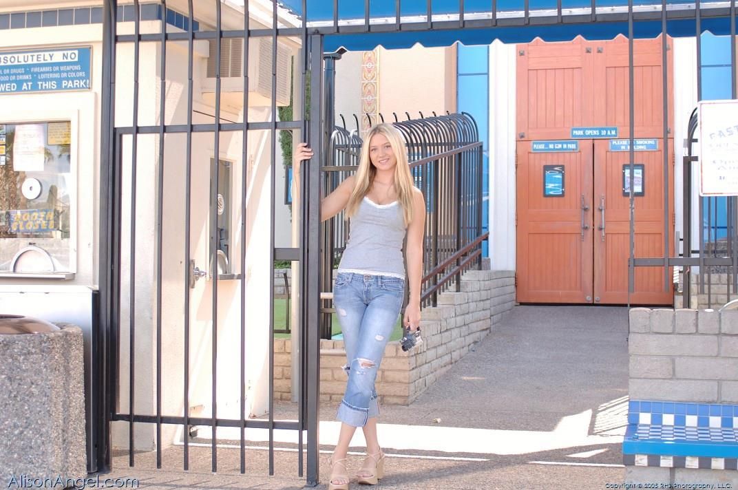 Alison Angel sale y se acerca