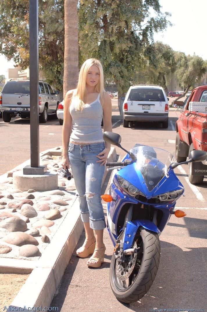 Alison Angel sale y se acerca