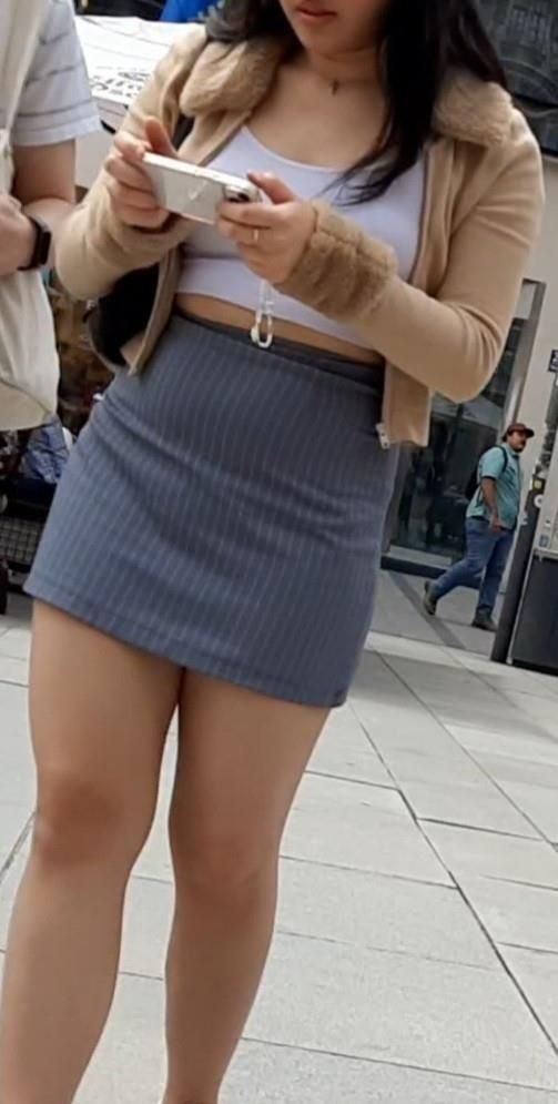 Streetgirls in skirts 