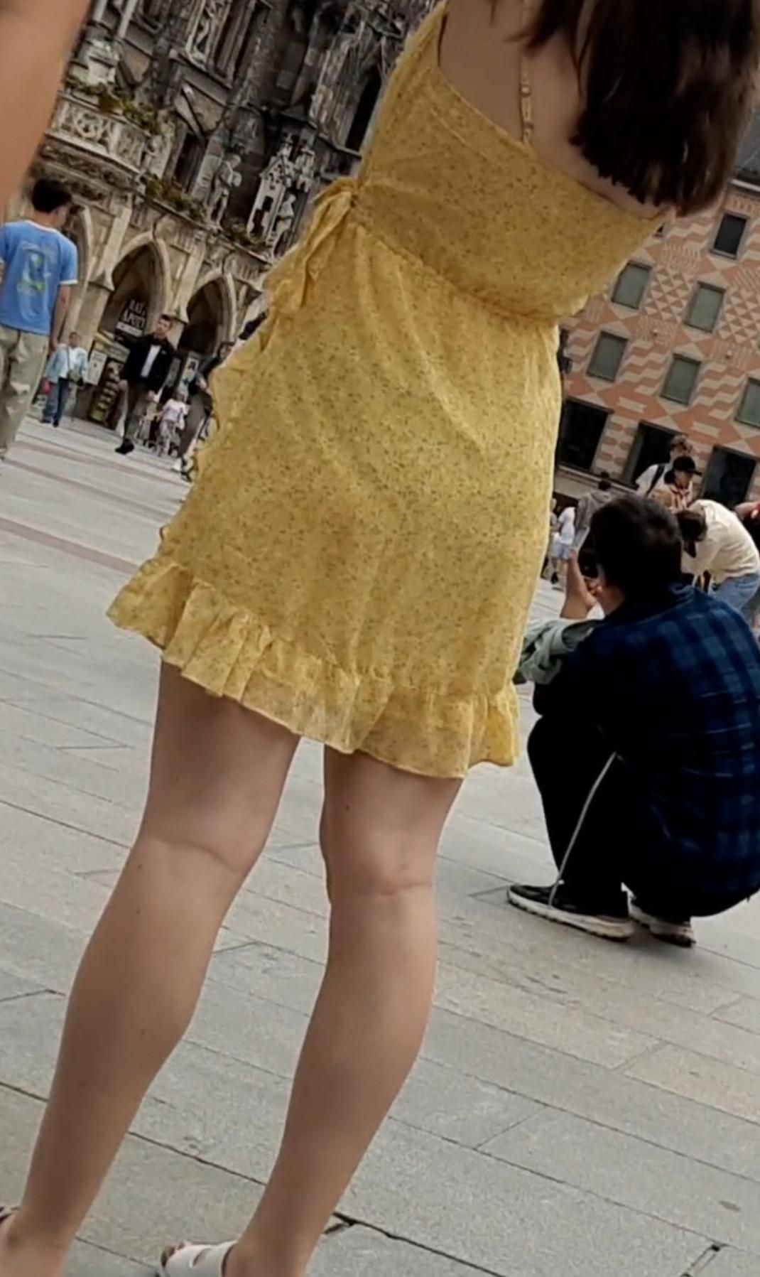 Streetgirls in skirts 