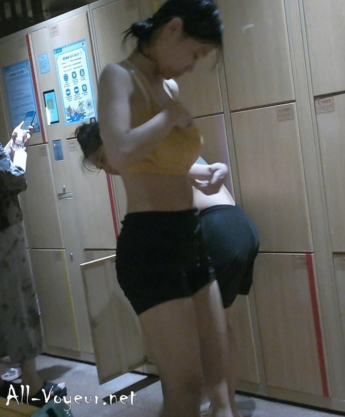 Water parks beauties changing clothes and taking a bath 