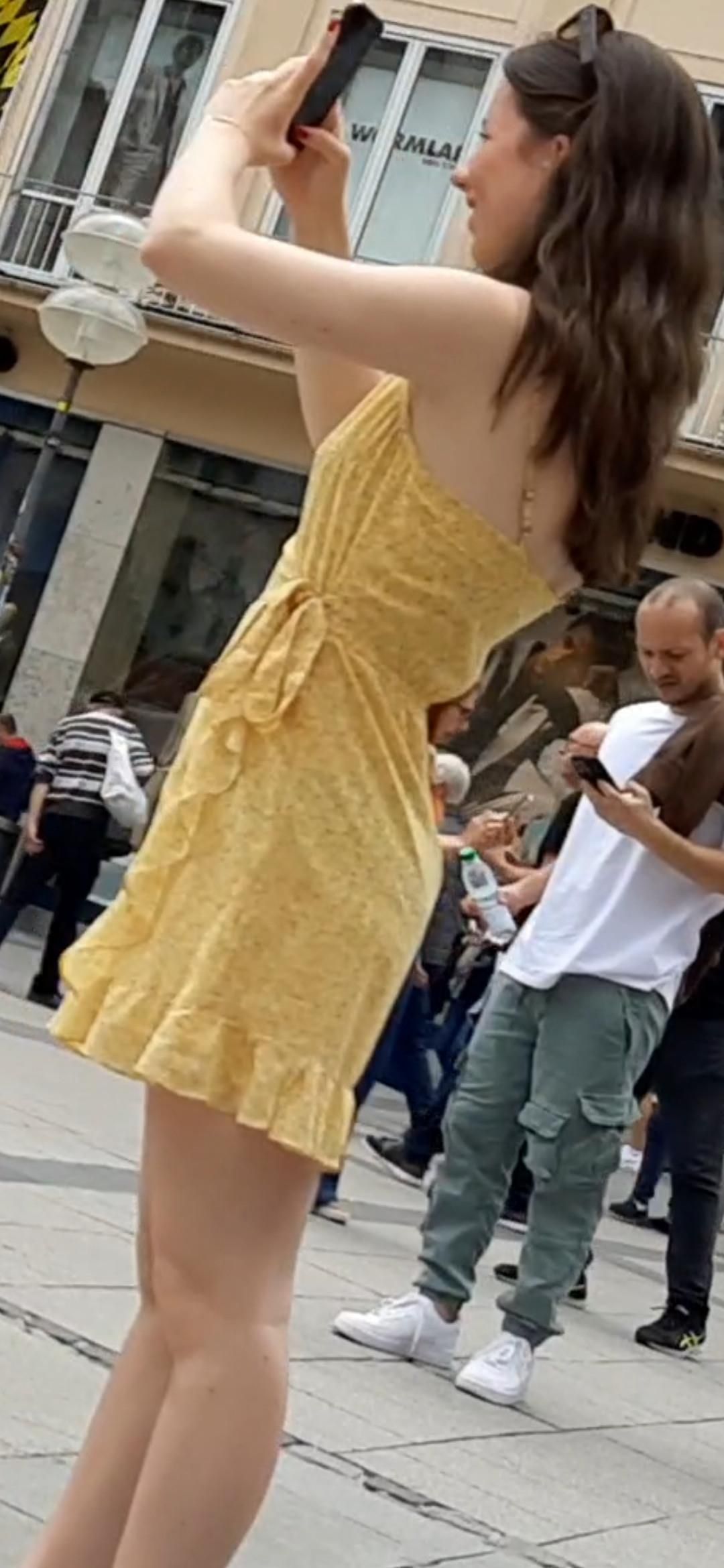 Streetgirls in skirts 