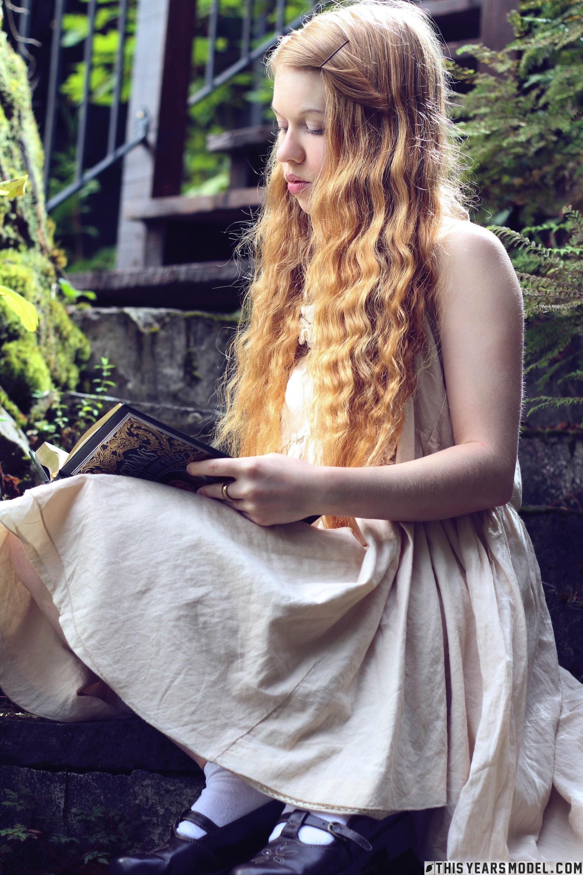 Dolly Blonde bookwornm