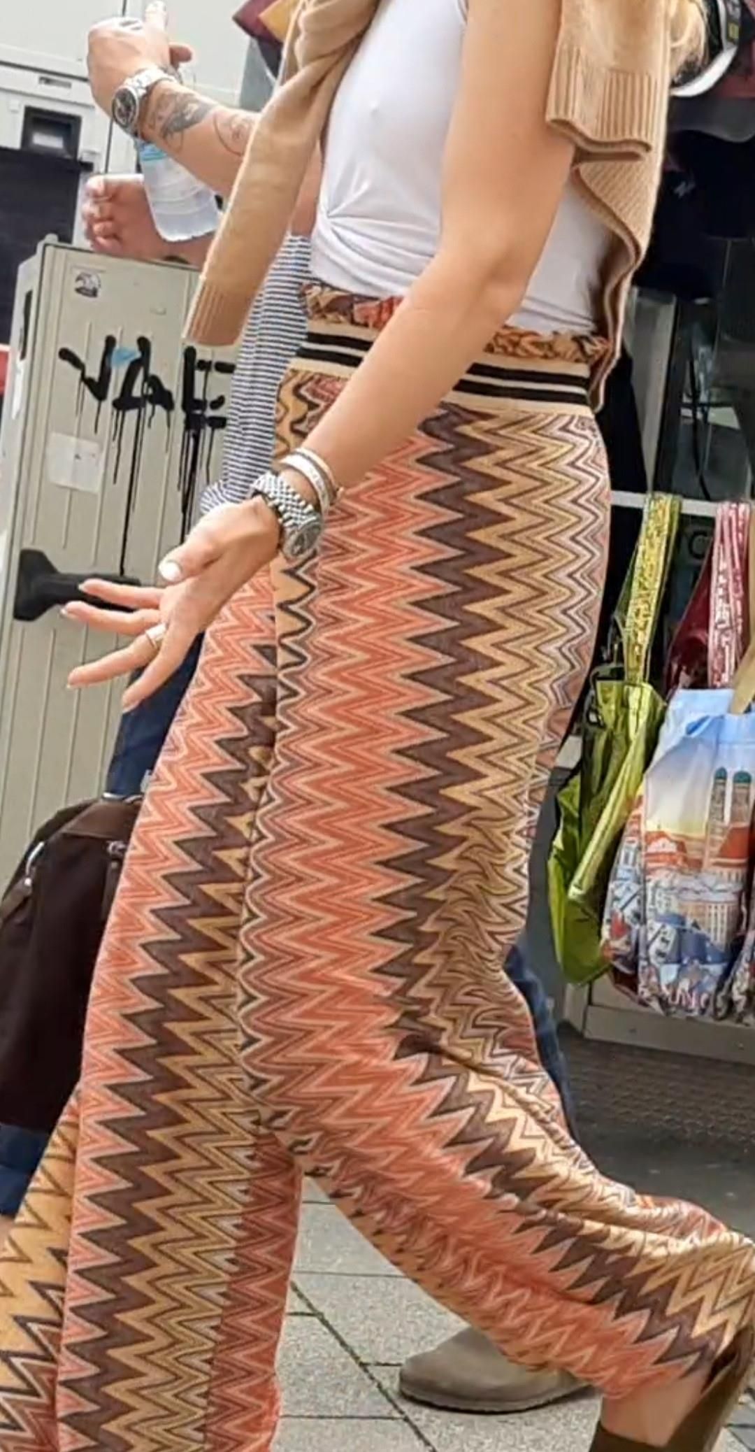 Braless Streetgirls 