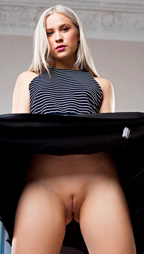 Upskirt No Knickers