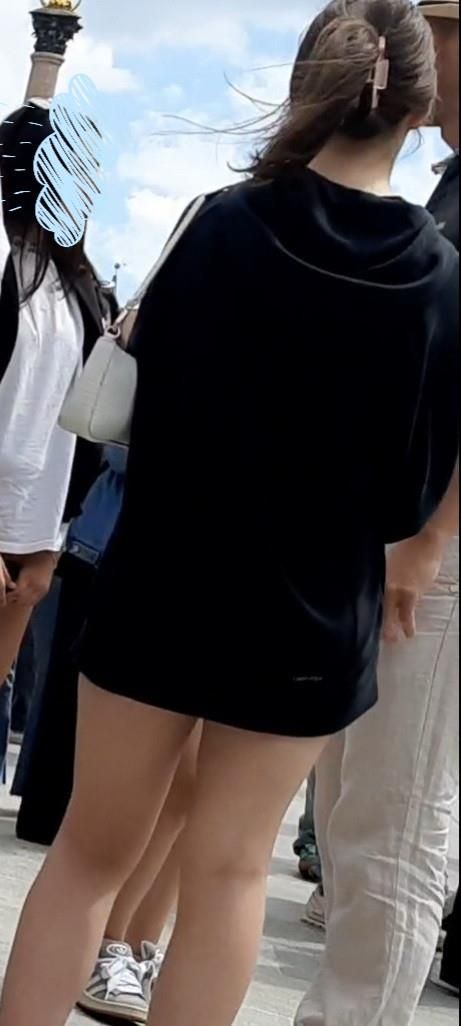 Streetgirls in shorts 