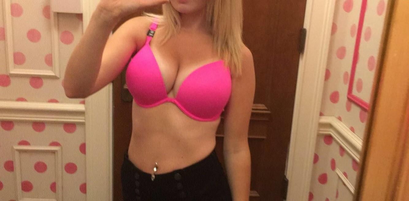 Ich zeige meinen rosa BH für die Aufmerksamkeit von Daddies
