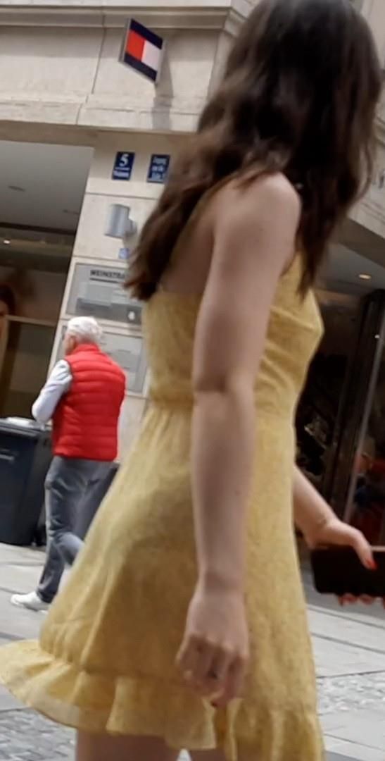 Streetgirls in skirts 
