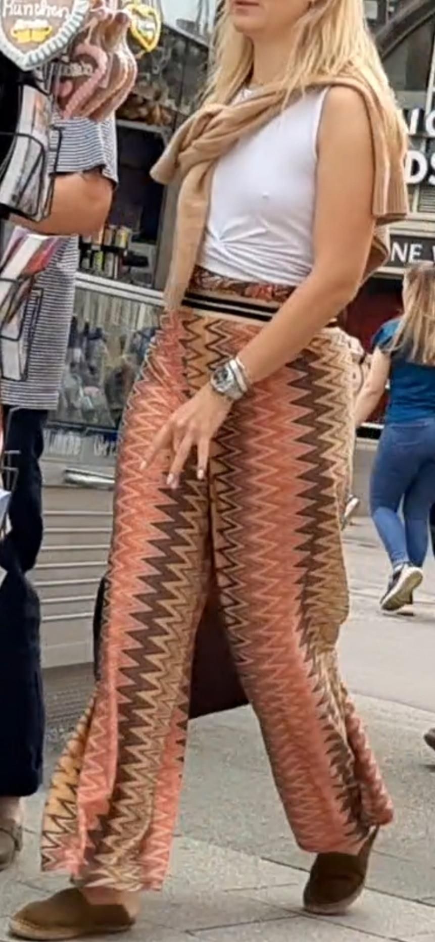 Braless Streetgirls 