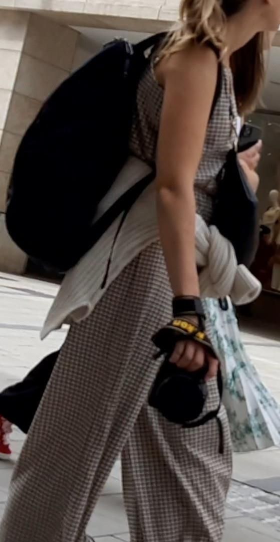 Streetgirls in skirts 