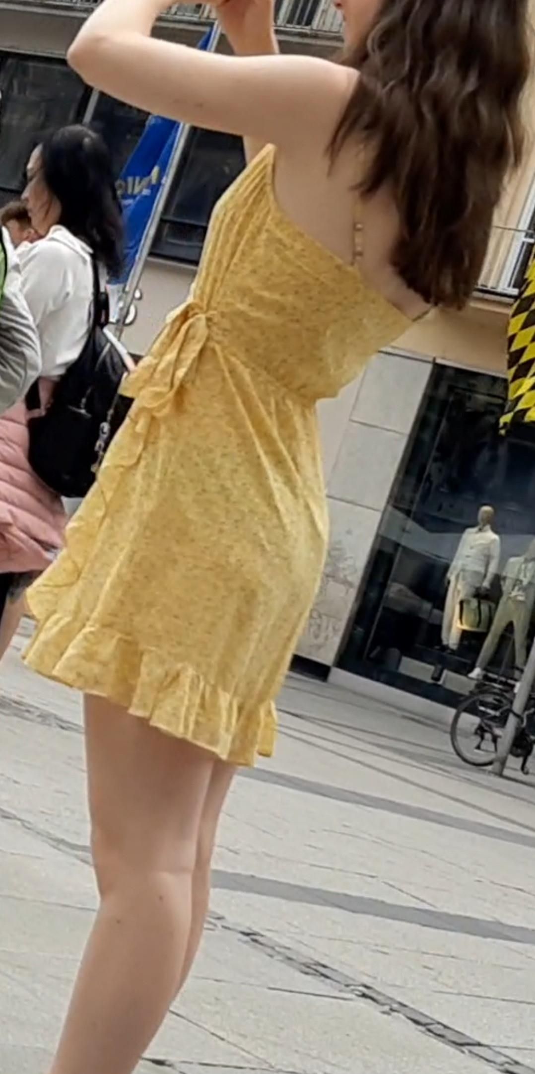 Streetgirls in skirts 