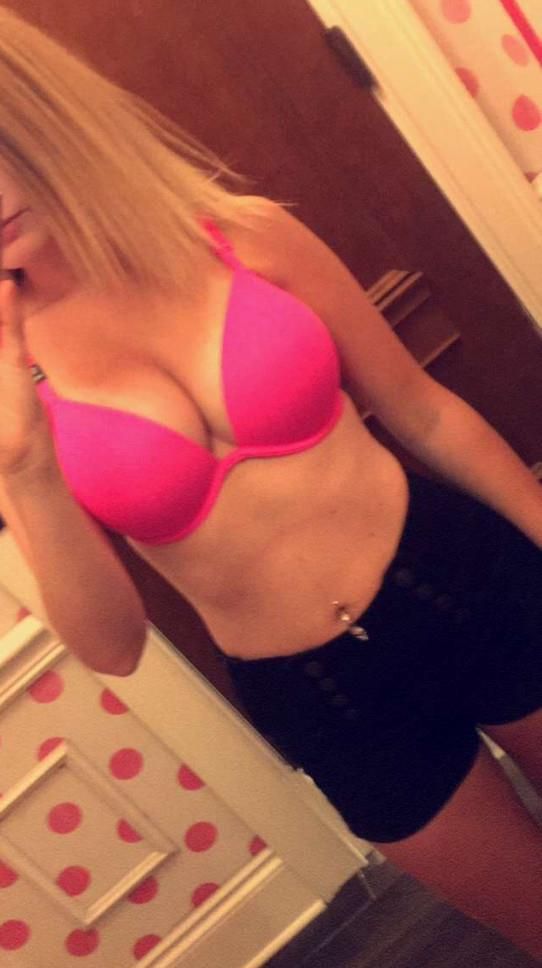 Ich zeige meinen rosa BH für die Aufmerksamkeit von Daddies