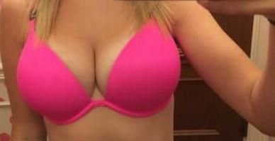 Ich zeige meinen rosa BH für die Aufmerksamkeit von Daddies
