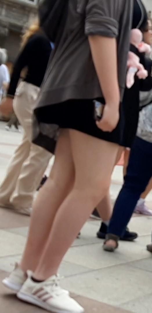 Streetgirls in shorts 