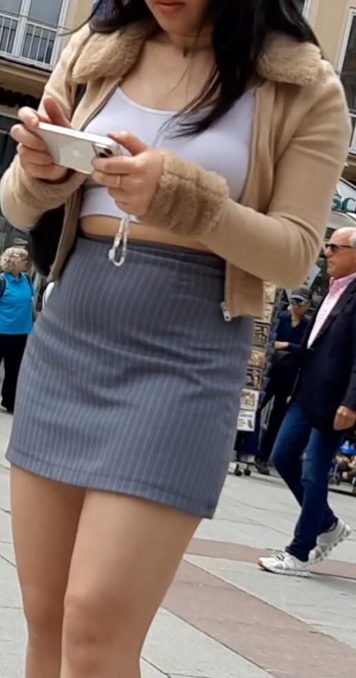 Streetgirls in skirts 