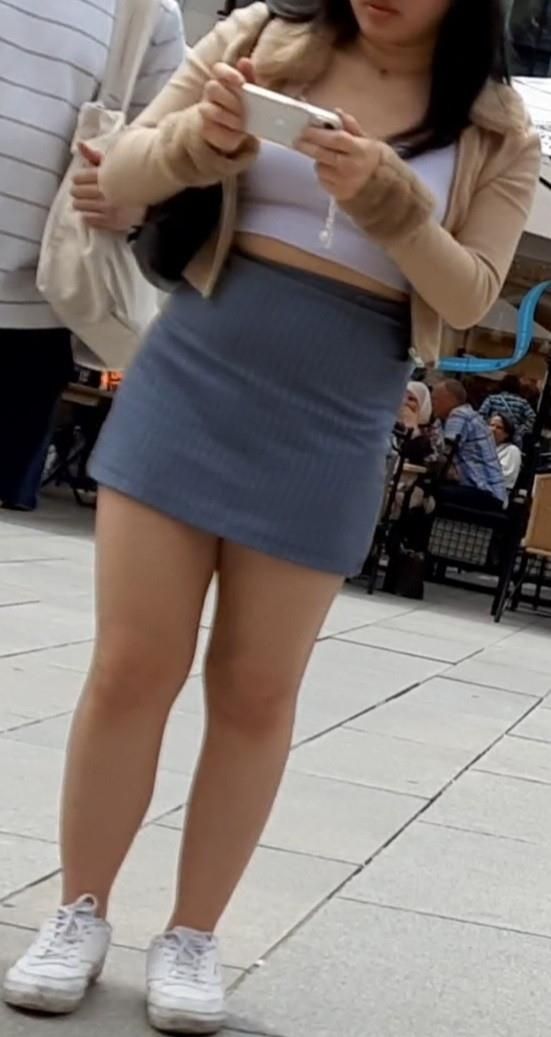 Streetgirls in skirts 