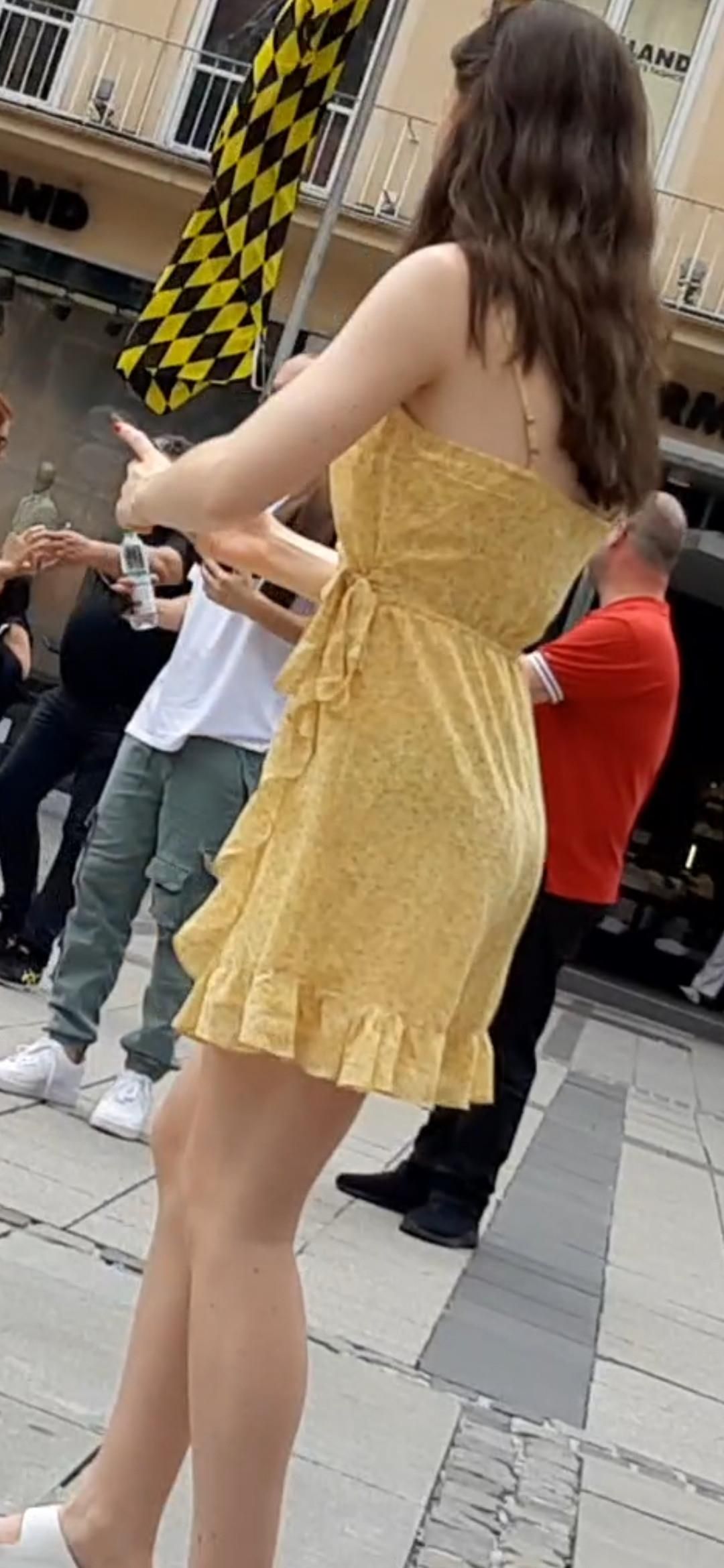 Streetgirls in skirts 