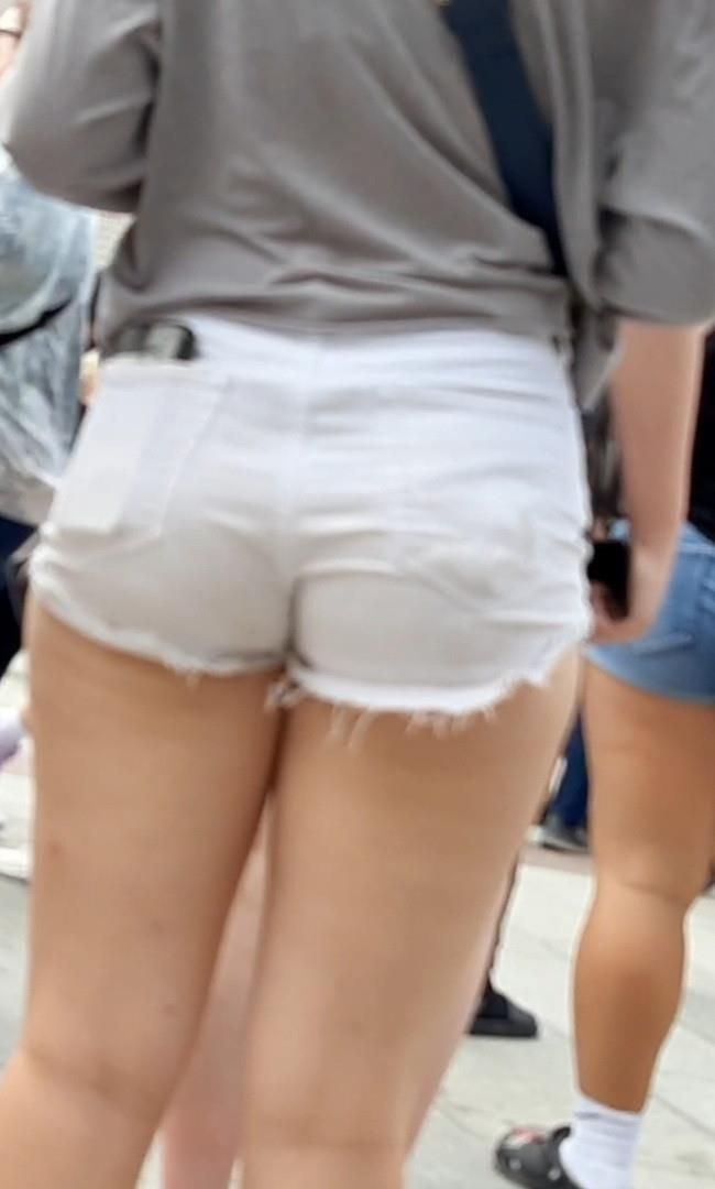 Streetgirls in shorts 