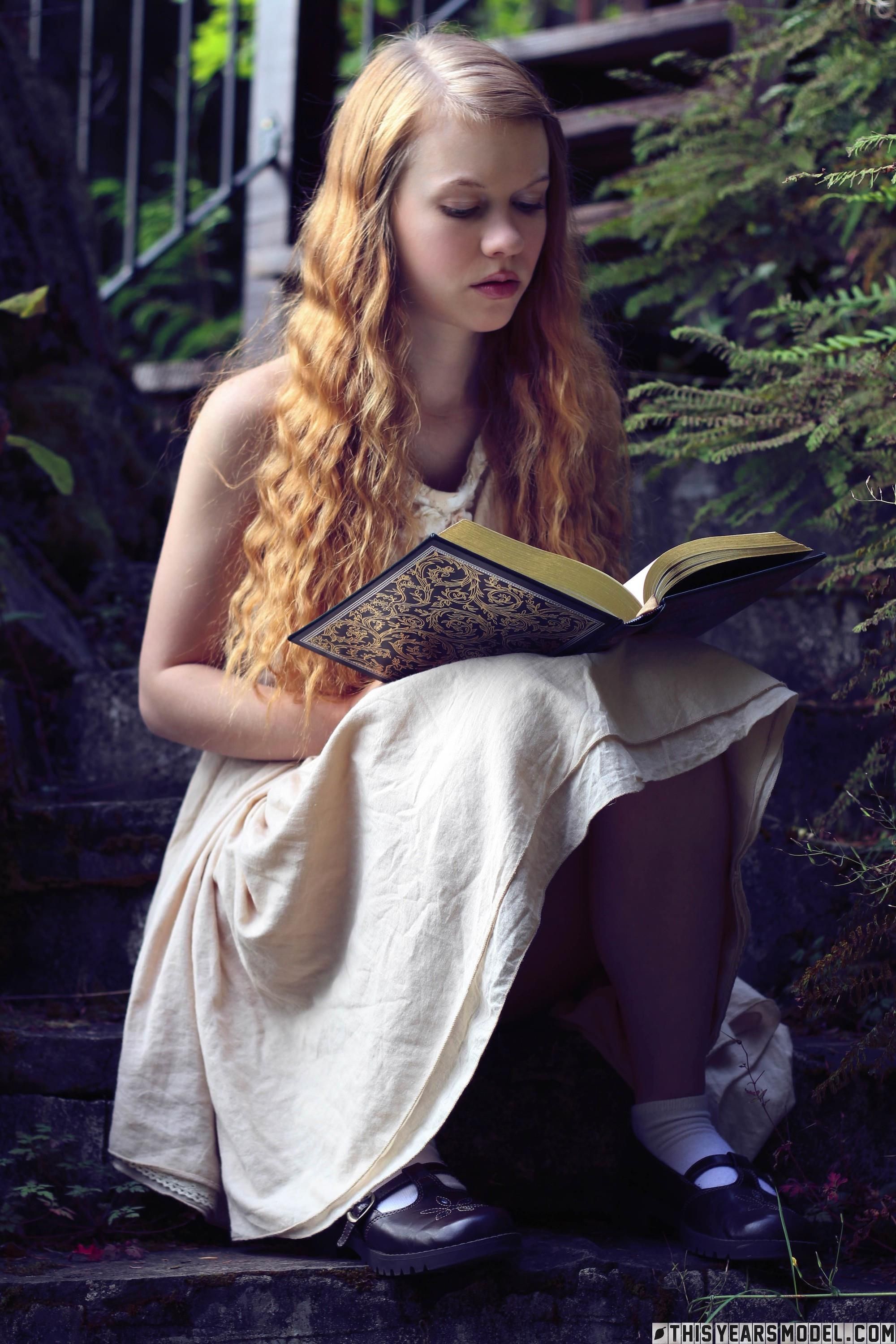 Dolly Blonde bookwornm