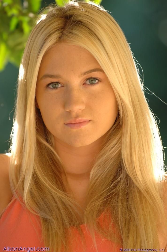 Alison Angel tetas al sol