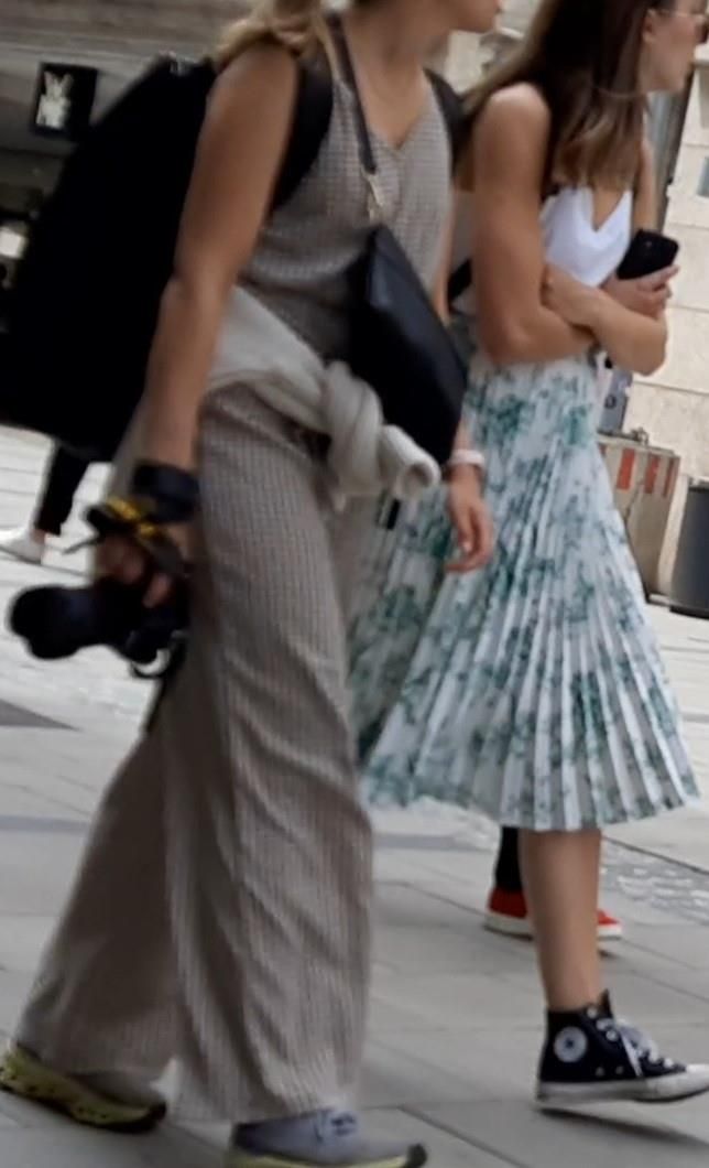 Streetgirls in skirts 