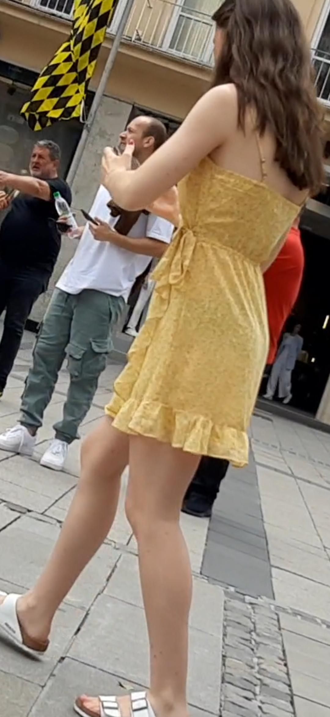 Streetgirls in skirts 
