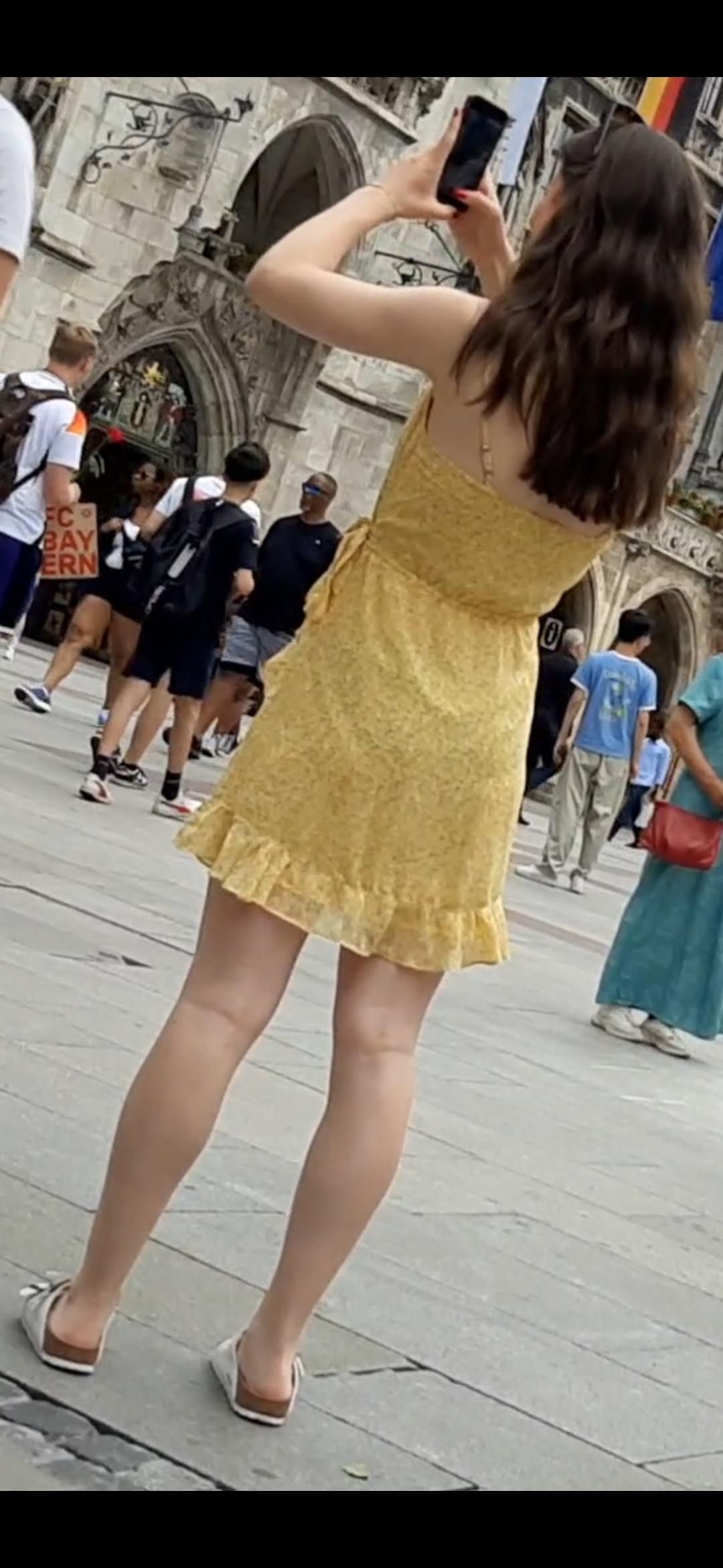 Streetgirls in skirts 