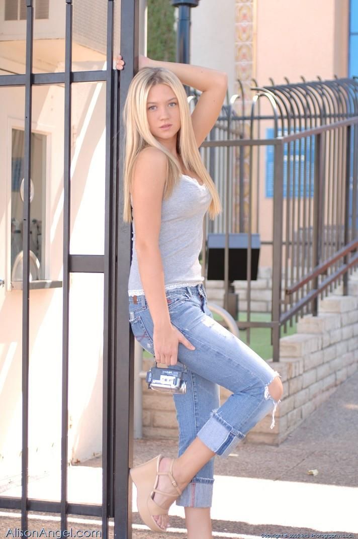 Alison Angel sale y se acerca
