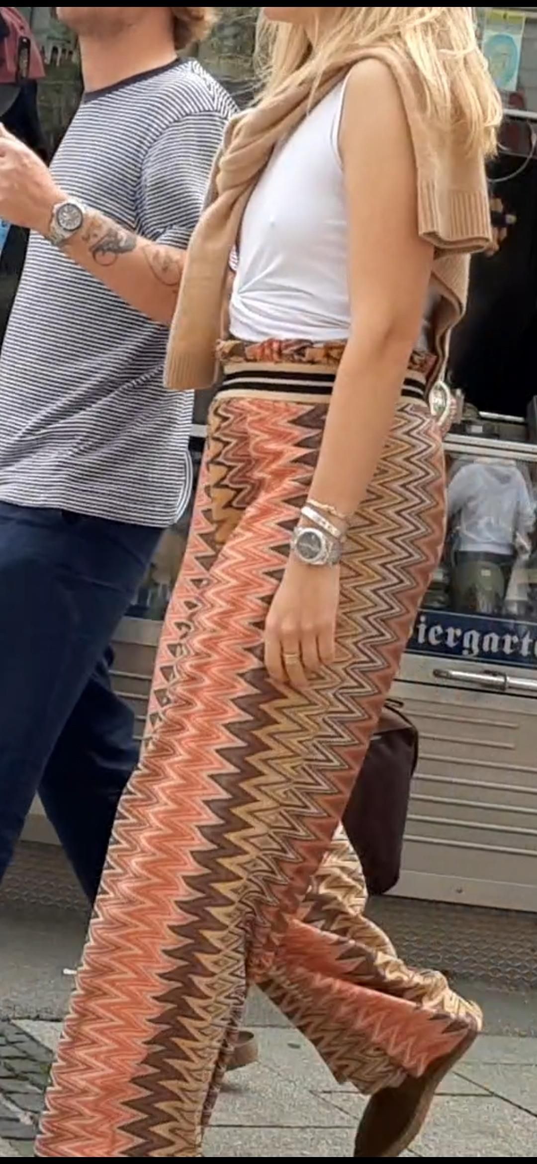 Braless Streetgirls 