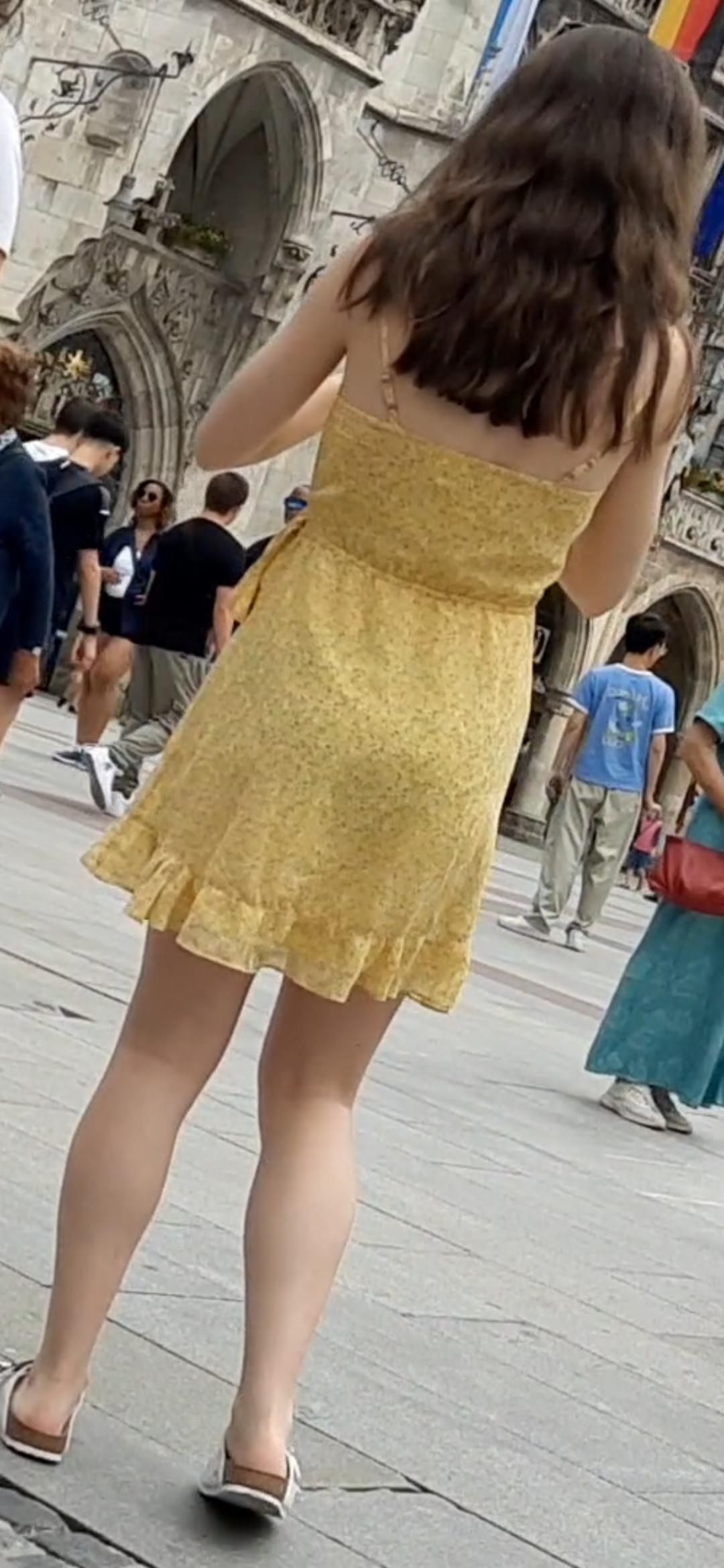 Streetgirls in skirts 