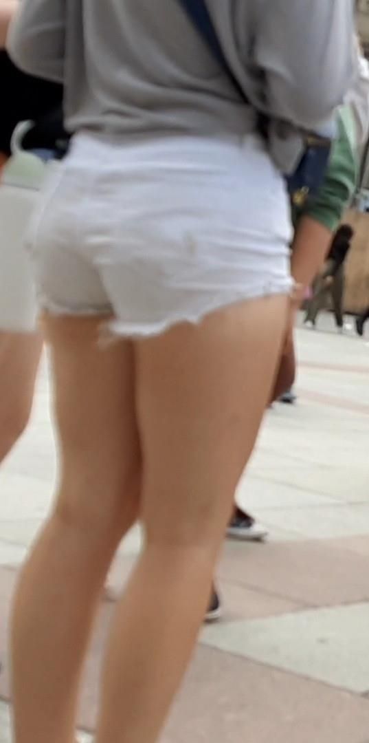 Streetgirls in shorts 