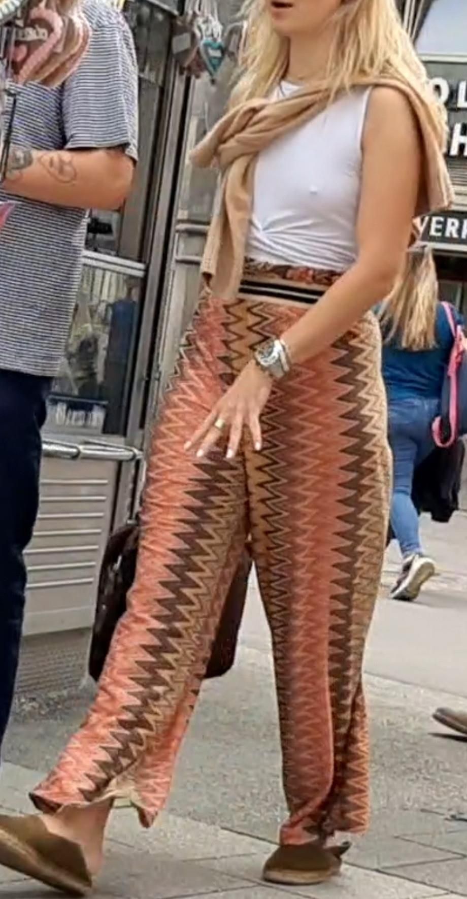 Braless Streetgirls 