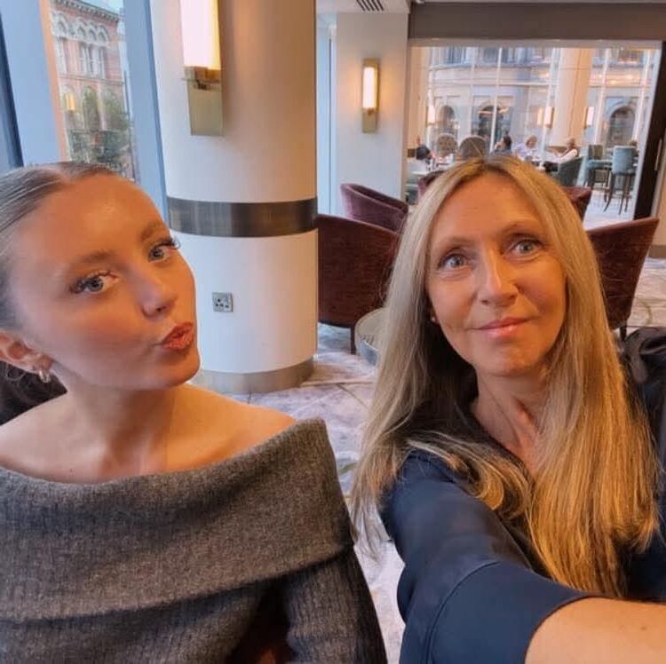 mother or daughter 